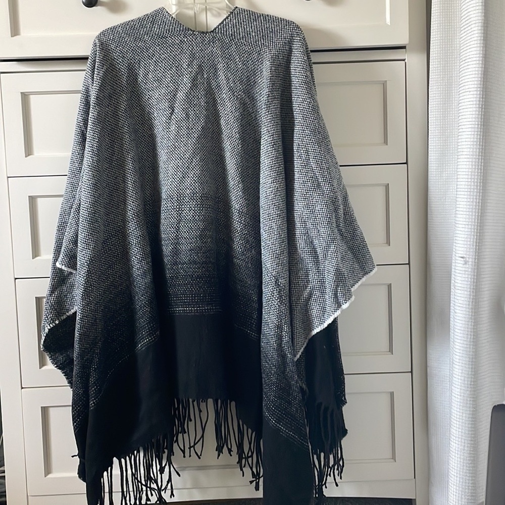 Bellissima Accessories Women’s Black & White Ombré Fringe Poncho Wrap - One size - Picture 3 of 3